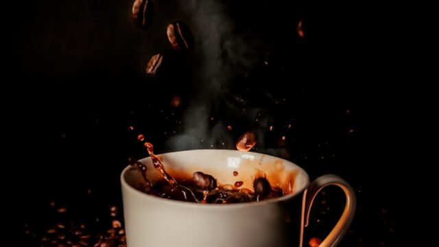 インスタントコーヒーが固まったときの戻し方と原因|サラサラに保つ保存のコツもやさしく解説