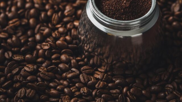 インスタントコーヒーが固まったときの戻し方と原因|サラサラに保つ保存のコツもやさしく解説