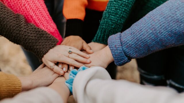 退職しない人にも贈れる定年メッセージ例文集|失礼なく気持ちが伝わる言葉の選び方